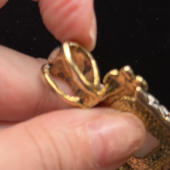 High end Costume Jewelry 2 tone Pendant Fleur de li /Mother of Pearl cabochon 2” - Picture 7 of 7